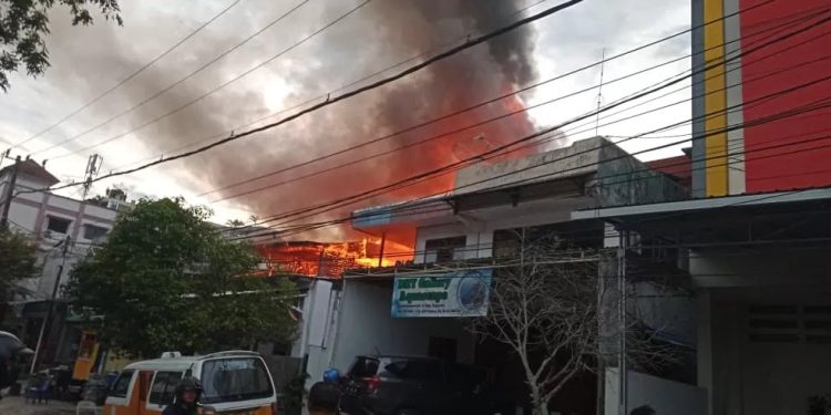 SI JAGO MERAH KEMBALI BERAKSI,ENAM BANGUNAN DI BALIKPAPAN HANGUS DI LALAPNYA