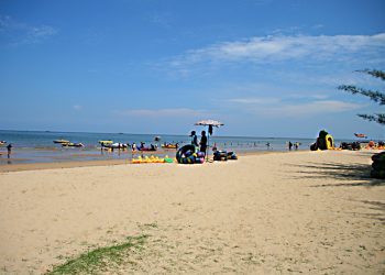 Pasca Lebaran Pantai Manggar Ramai Di Kunjungi