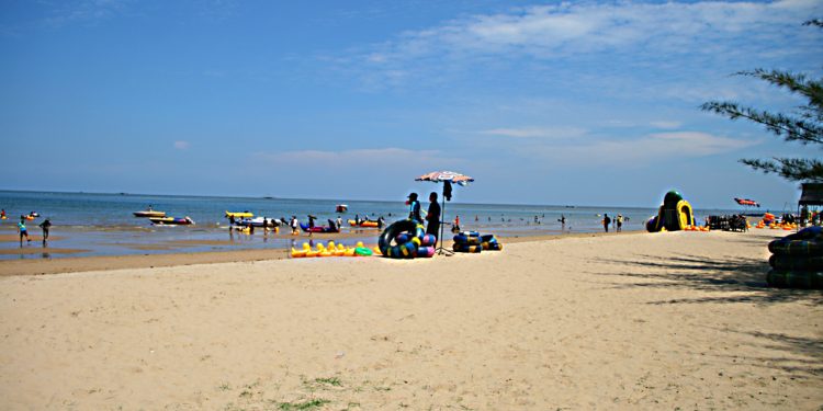 Pasca Lebaran Pantai Manggar Ramai Di Kunjungi