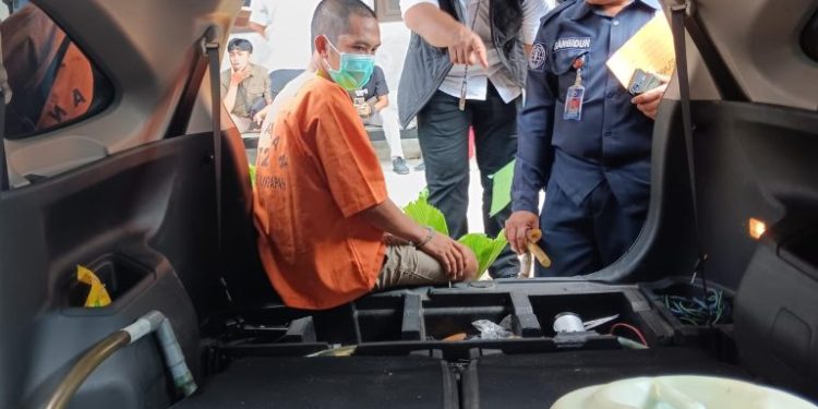 Oplos Bensin,Pemuda Di Tangkap Polisi