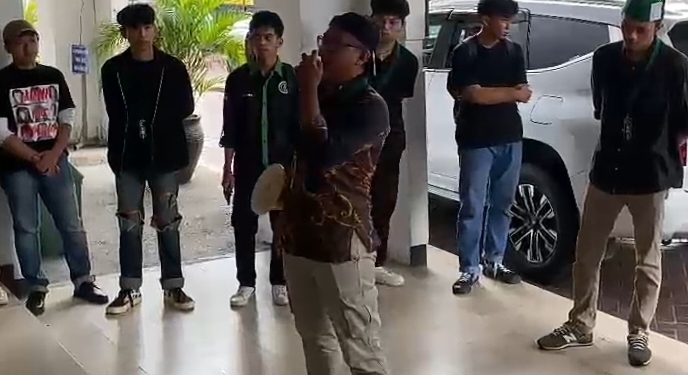 Peduli Masyarakat,HMI Cabang Balikpapan Gelar Aksi Di Depan Kantor DPRD Kota Balikpapan