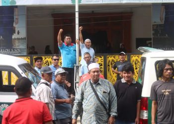 Ratusan Supir Angkot Balikpapan Gelar Aksi Di Depan Kantor Walikota