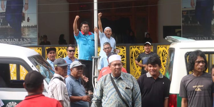 Ratusan Supir Angkot Balikpapan Gelar Aksi Di Depan Kantor Walikota