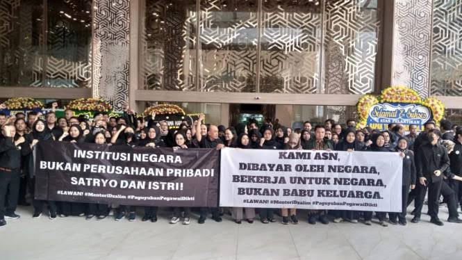Menteri Dikti Saintek, Satrio Brodjonegoro Didemo Ratusan Pegawainya, Diduga Suka Menampar, dan Main Pecat.