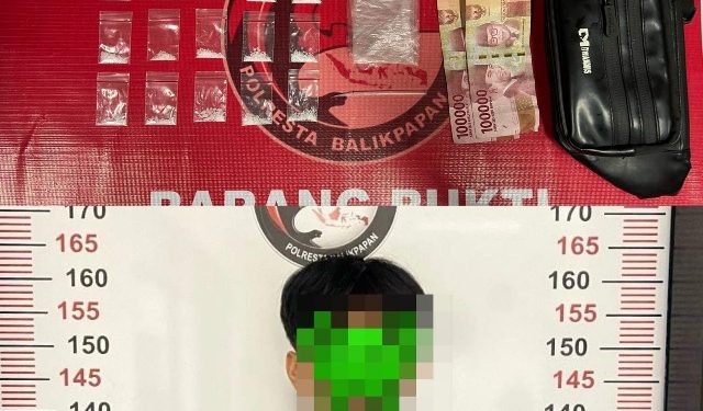 Transaksi Di rumah, Seorang Pria Di Balikpapan Di Amankan Pihak Kepolisian Bersama Dengan Puluhan Gram Narkoba