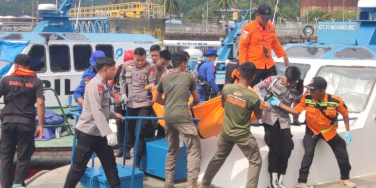 Tragedi Ferry Mukhlisa: Ilham Ditemukan Tak Bernyawa di Dalam Bangkai Kapal, Kahayu Masih Dicari di Kedalaman Laut Balikpapan