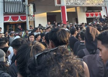 Aksi Demonstrasi Aliansi BARAK di Balikpapan, Ratusan Massa Longmarch ke Gedung DPRD
