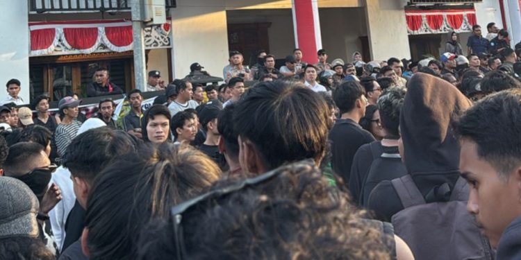 Aksi Demonstrasi Aliansi BARAK di Balikpapan, Ratusan Massa Longmarch ke Gedung DPRD